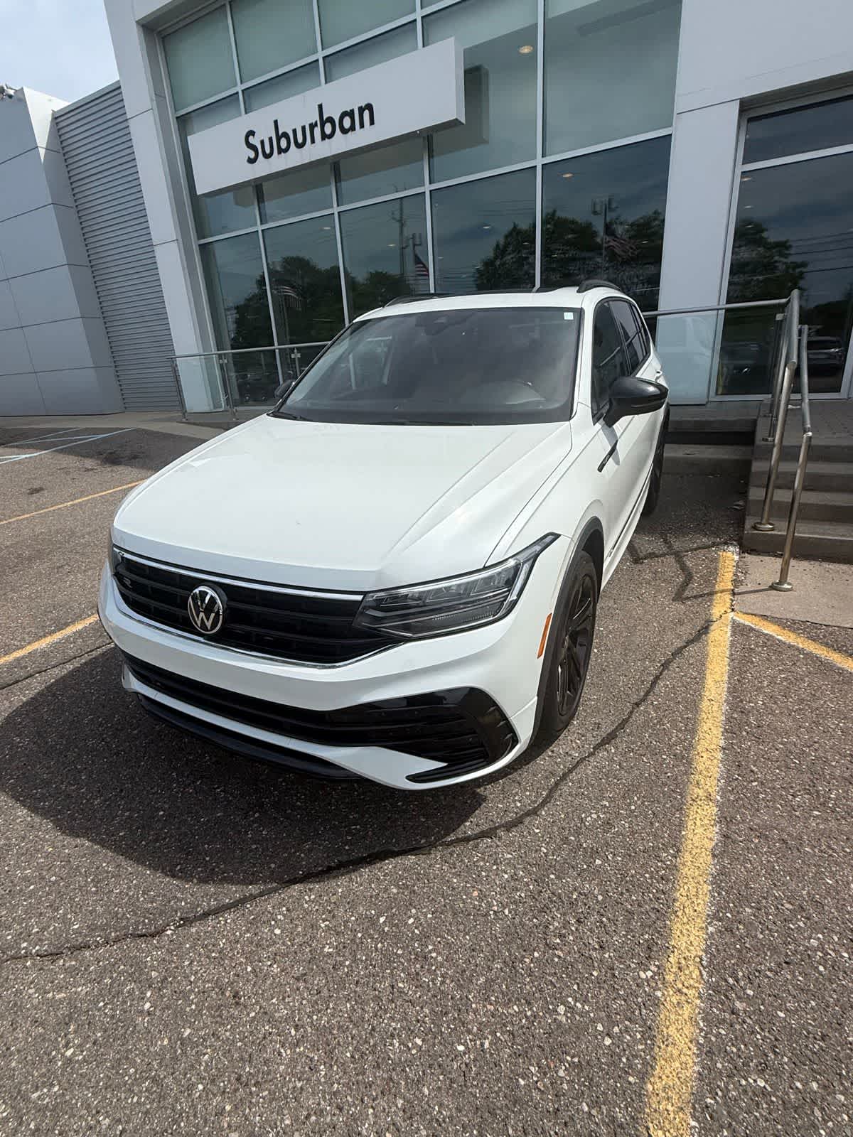 2023 Volkswagen Tiguan 2.0T SE R-Line Black 4Motion's photo