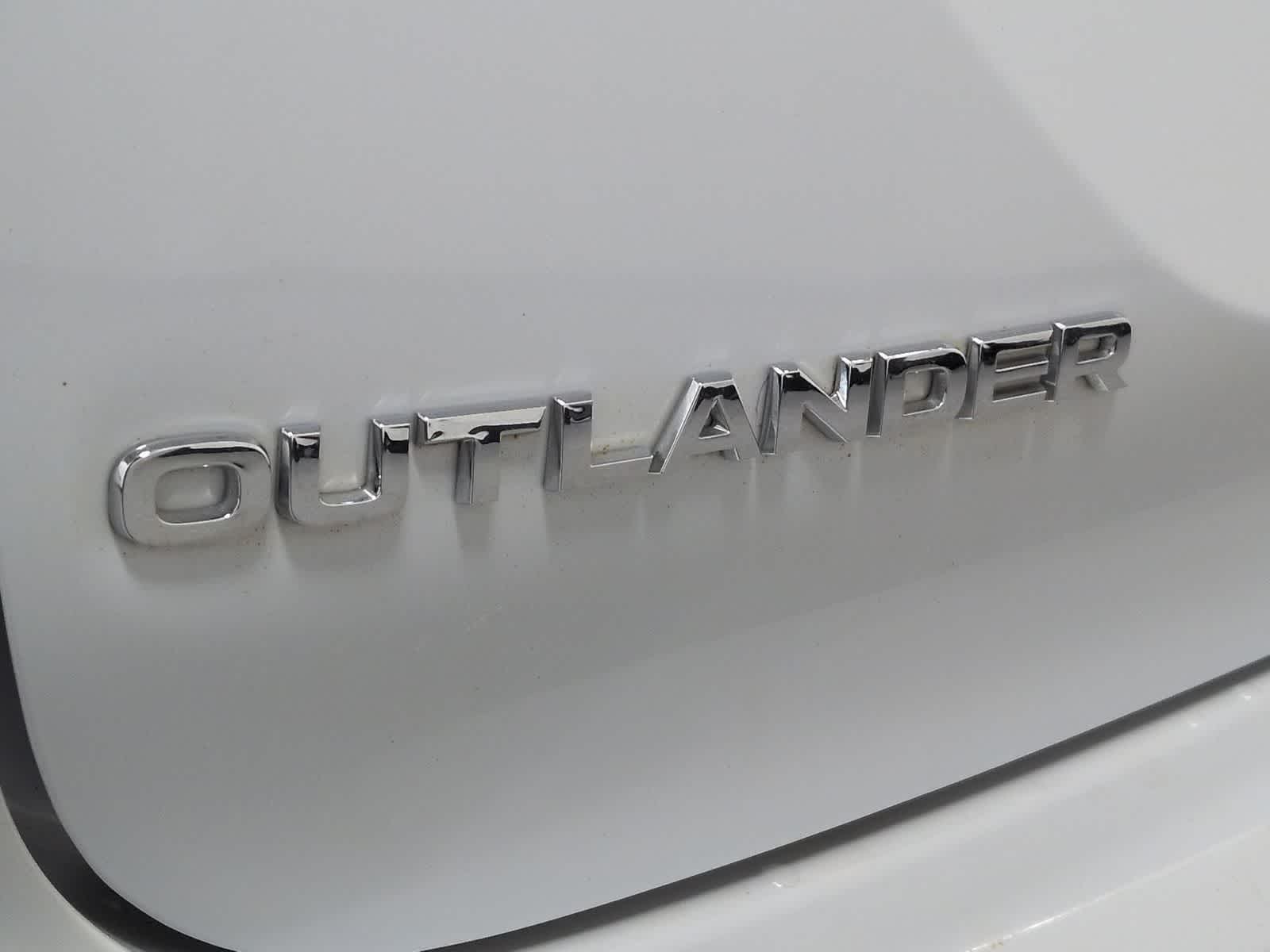 Thumbnail: 2022 Mitsubishi Outlander - 13