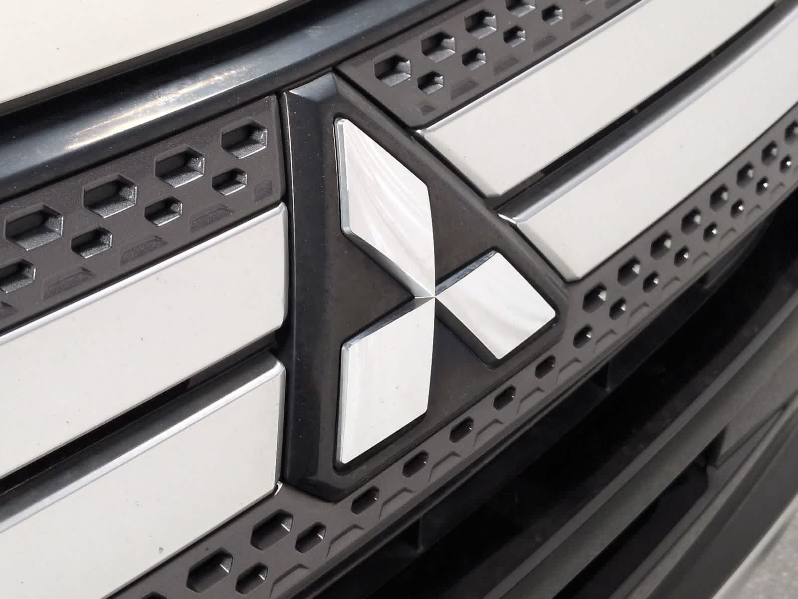 Thumbnail: 2020 Mitsubishi Outlander - 12