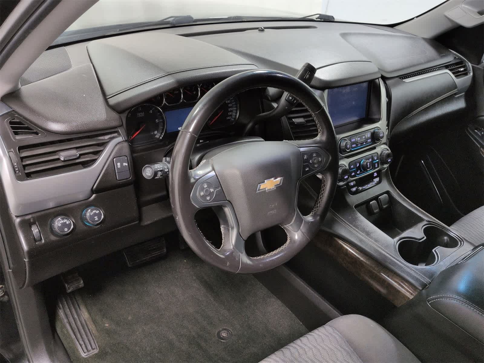 2017 Chevrolet Suburban LS photo 2