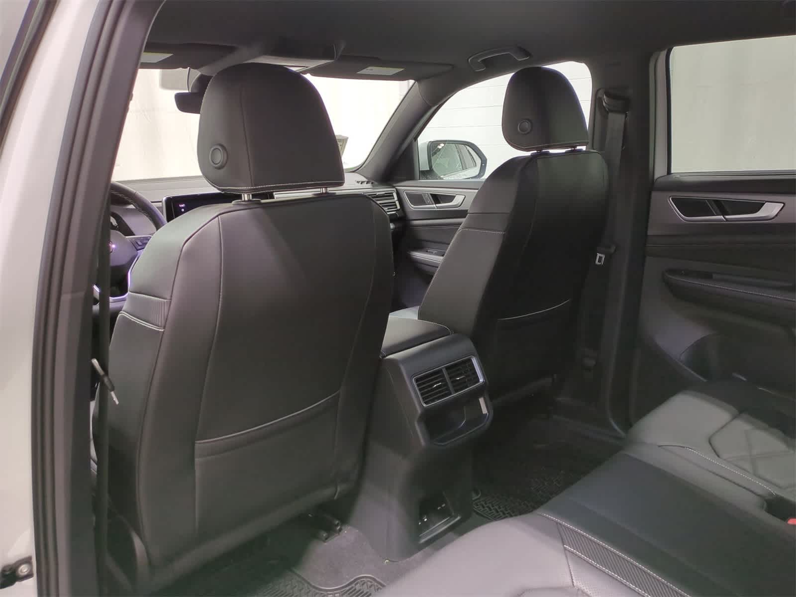 2025 Volkswagen Atlas SE 19