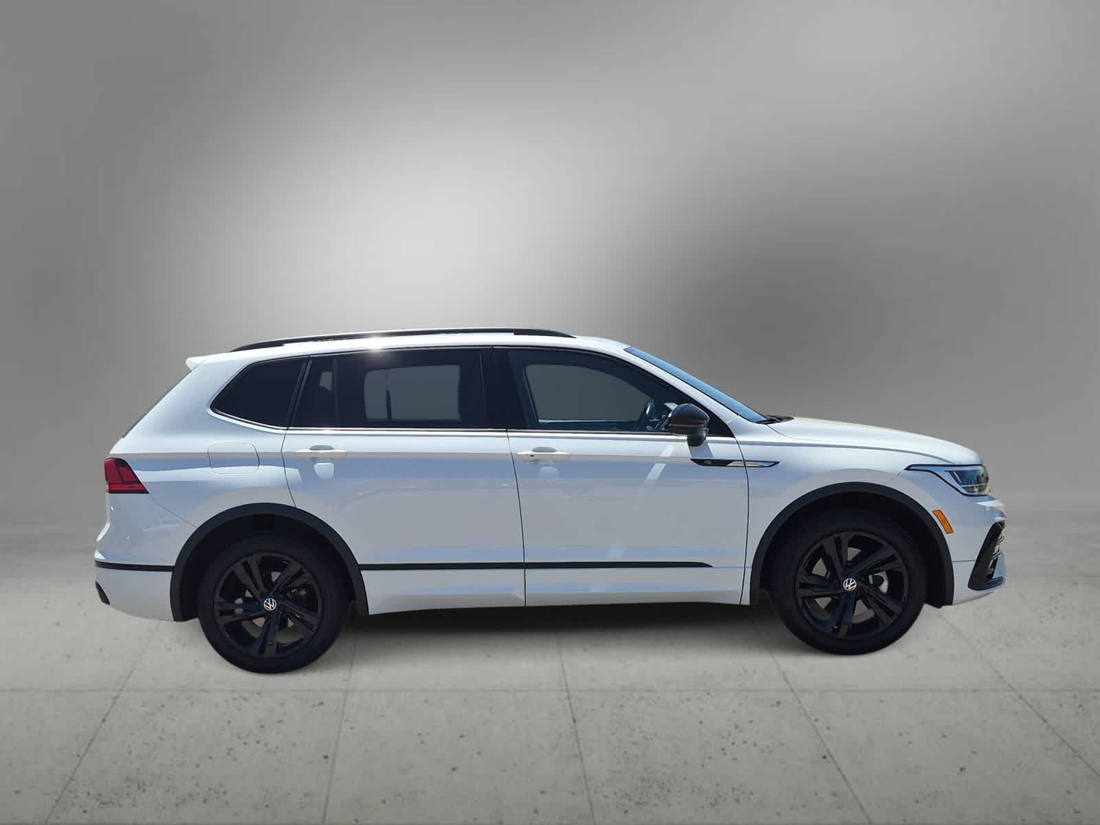 Thumbnail: 2023 Volkswagen Tiguan - 8