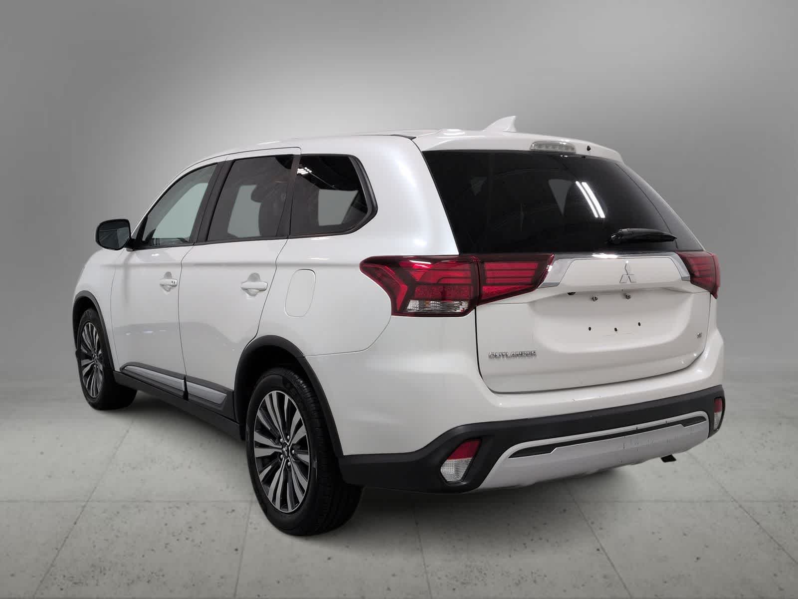 Thumbnail: 2020 Mitsubishi Outlander - 6