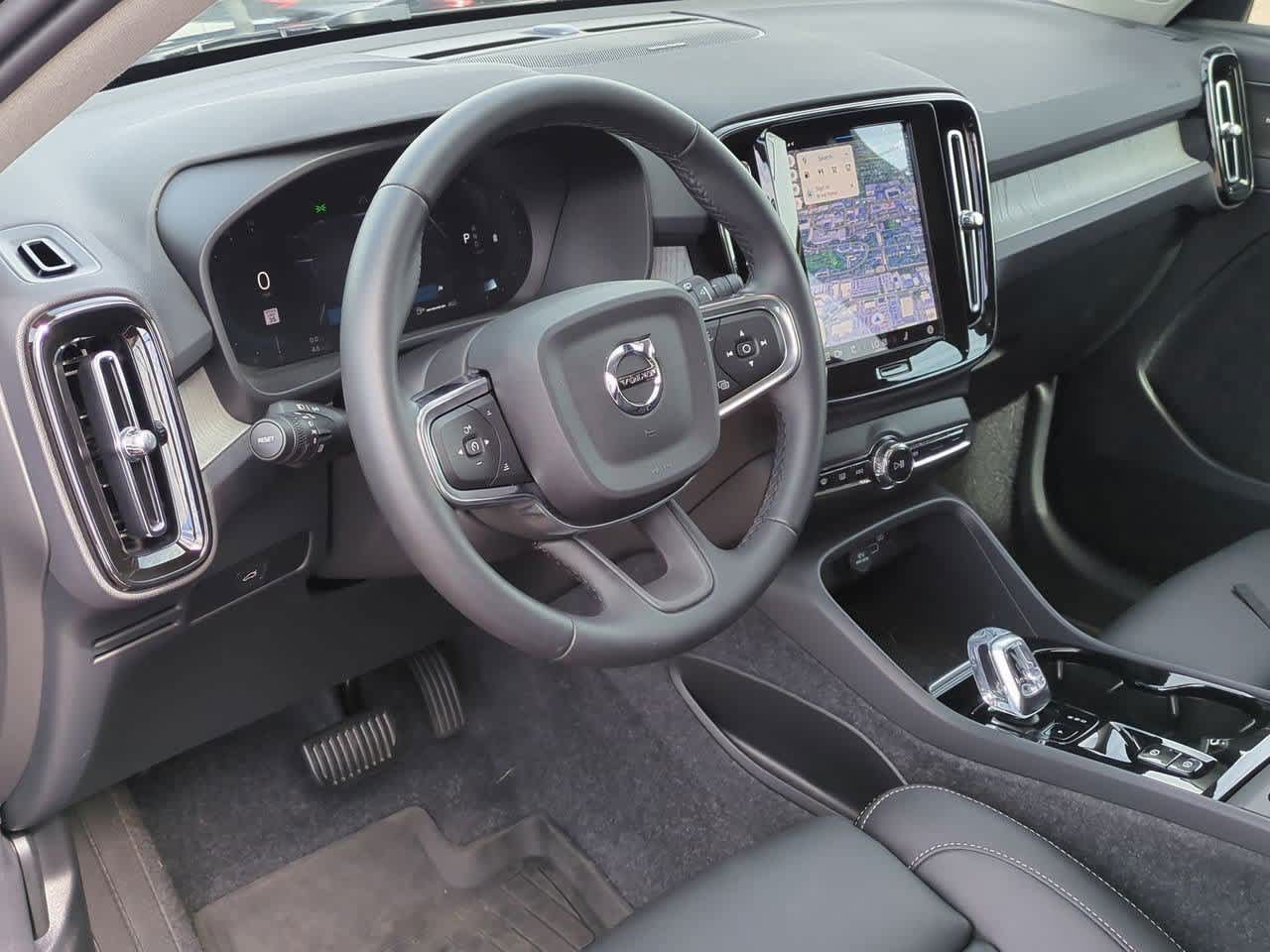 2025 Volvo XC40 Plus photo 2