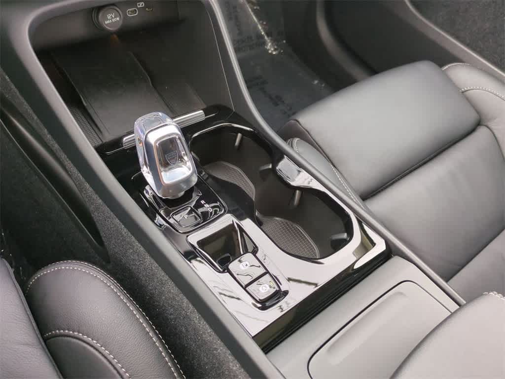 Thumbnail: 2023 Volvo XC40 - 24