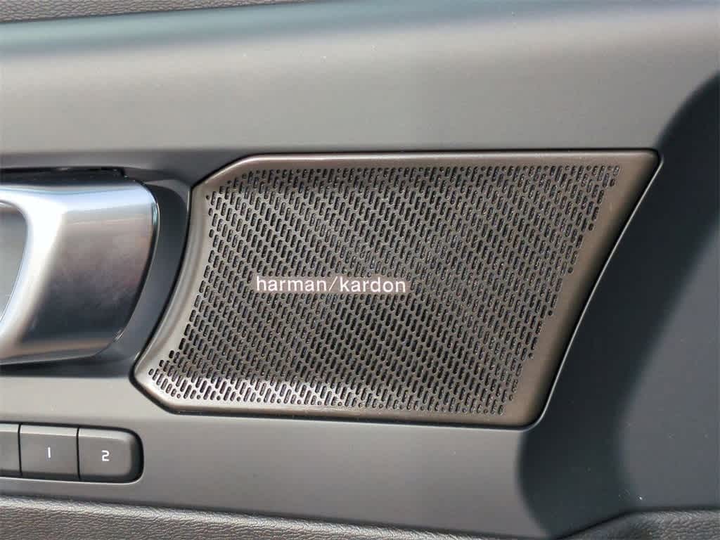 Thumbnail: 2023 Volvo XC40 - 22