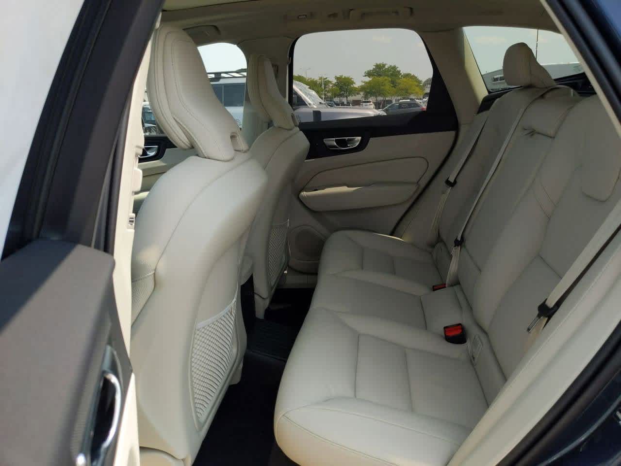 Thumbnail: 2025 Volvo XC60 - 17