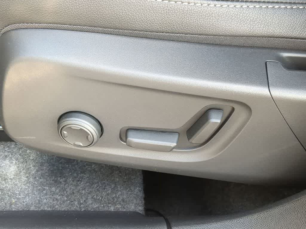 Thumbnail: 2026 Volvo XC40 - 16