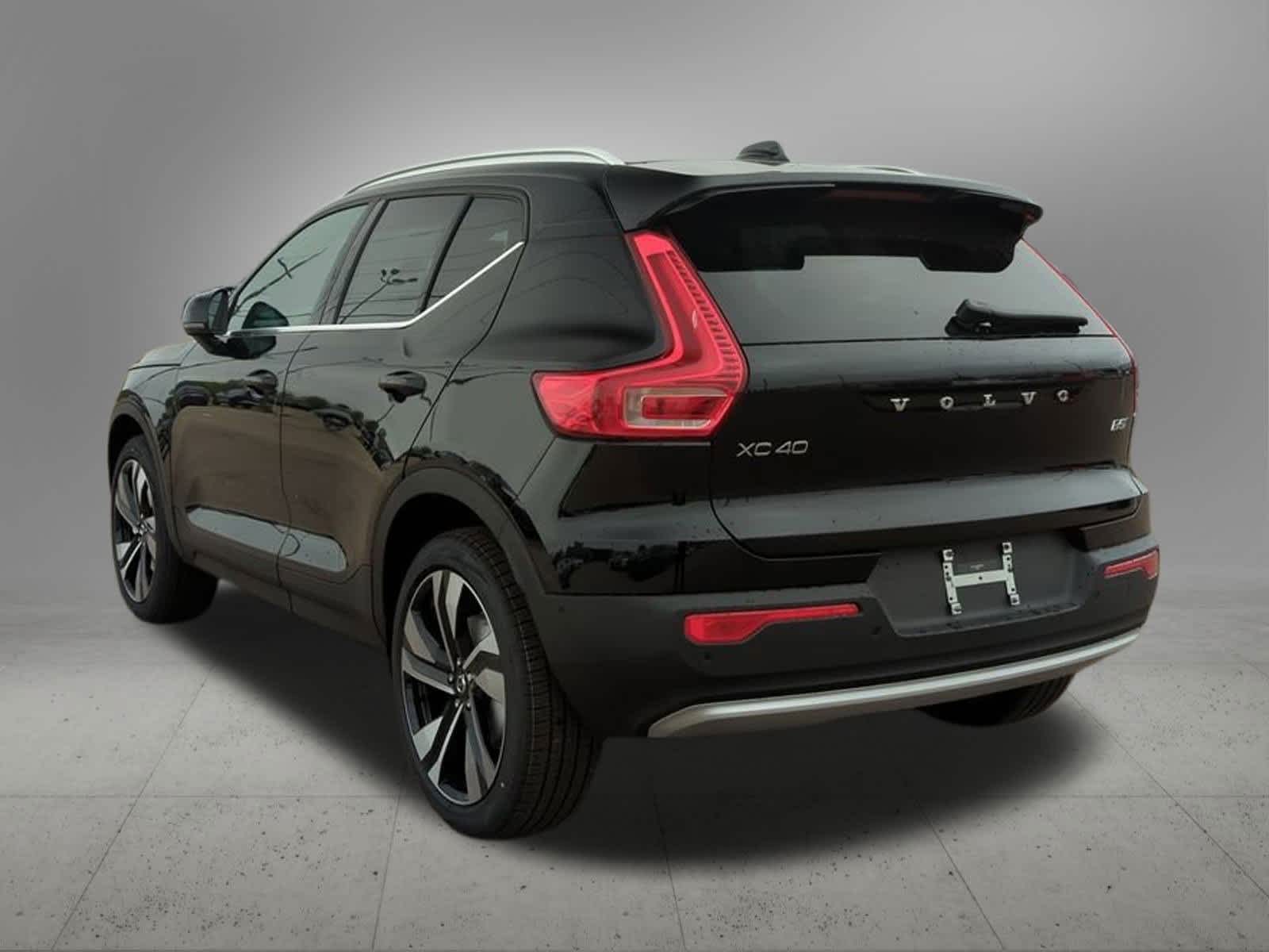 Thumbnail: 2025 Volvo XC40 - 4