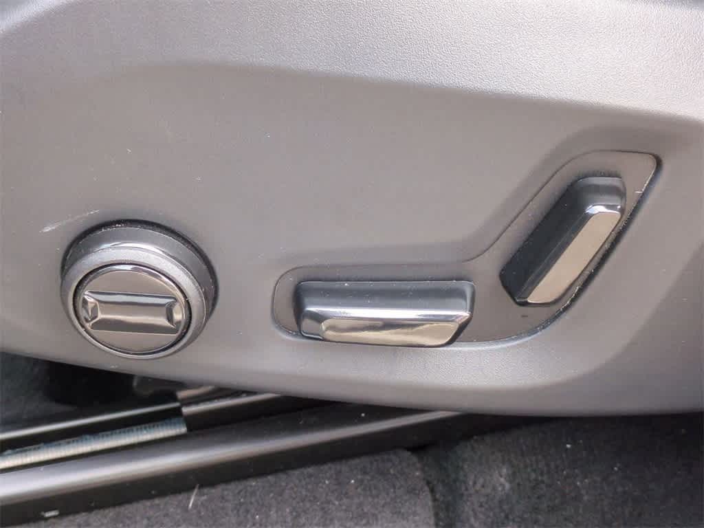 Thumbnail: 2025 Volvo XC60 - 16