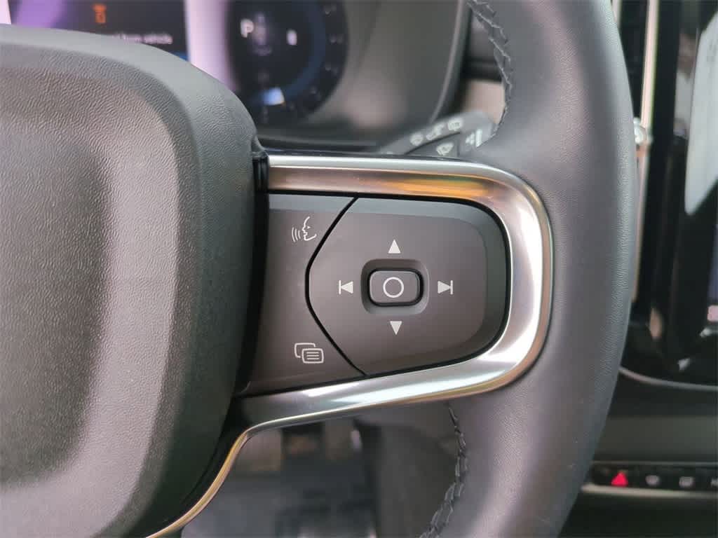 Thumbnail: 2023 Volvo XC40 - 17