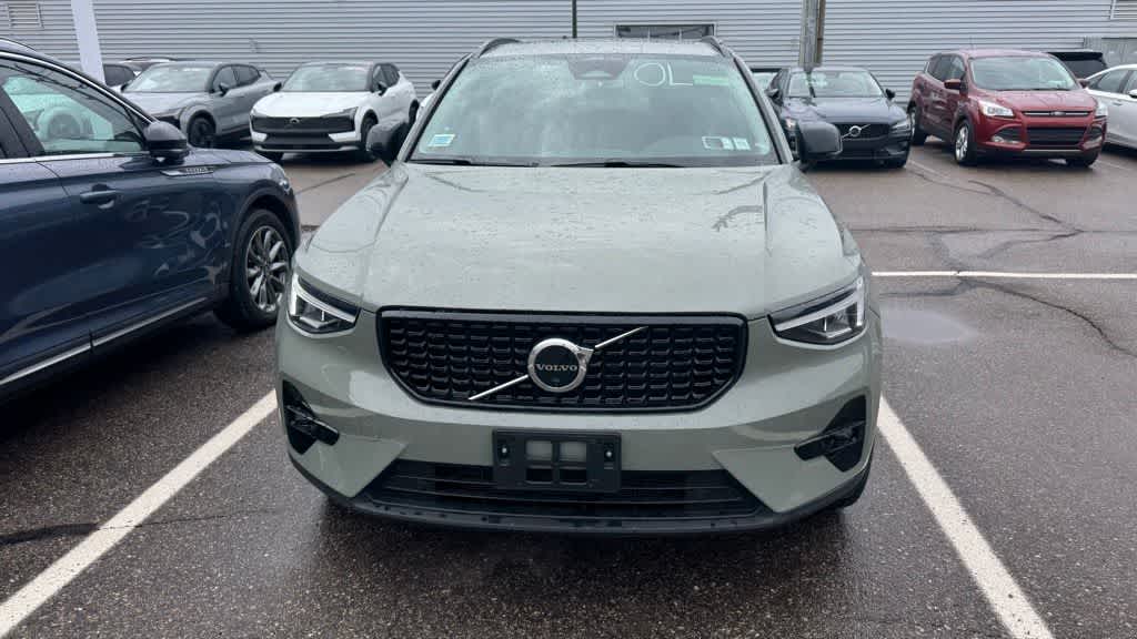 Thumbnail: 2023 Volvo XC40 - 2