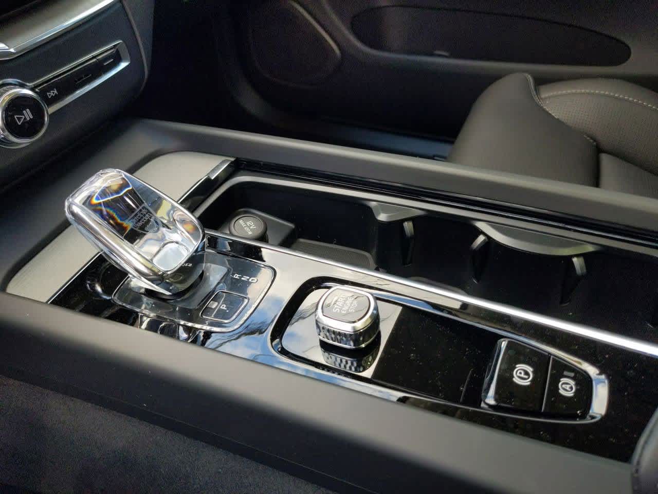 Thumbnail: 2025 Volvo XC60 - 24