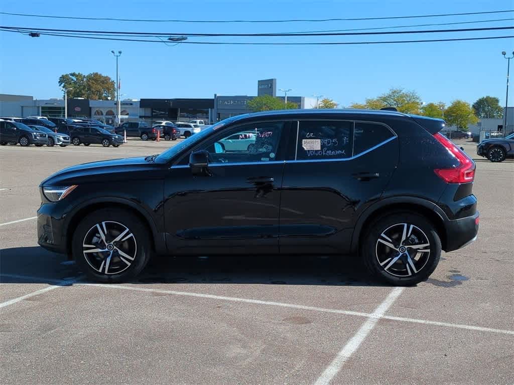 2025 Volvo XC40 Core photo 3