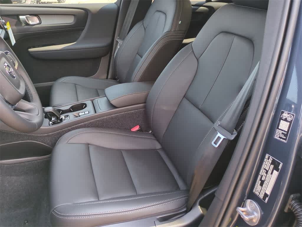 Thumbnail: 2026 Volvo XC40 - 14