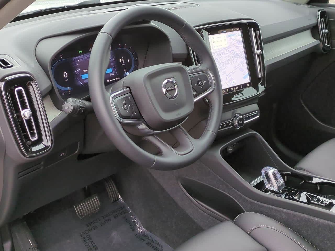 2025 Volvo XC40 Plus photo 2