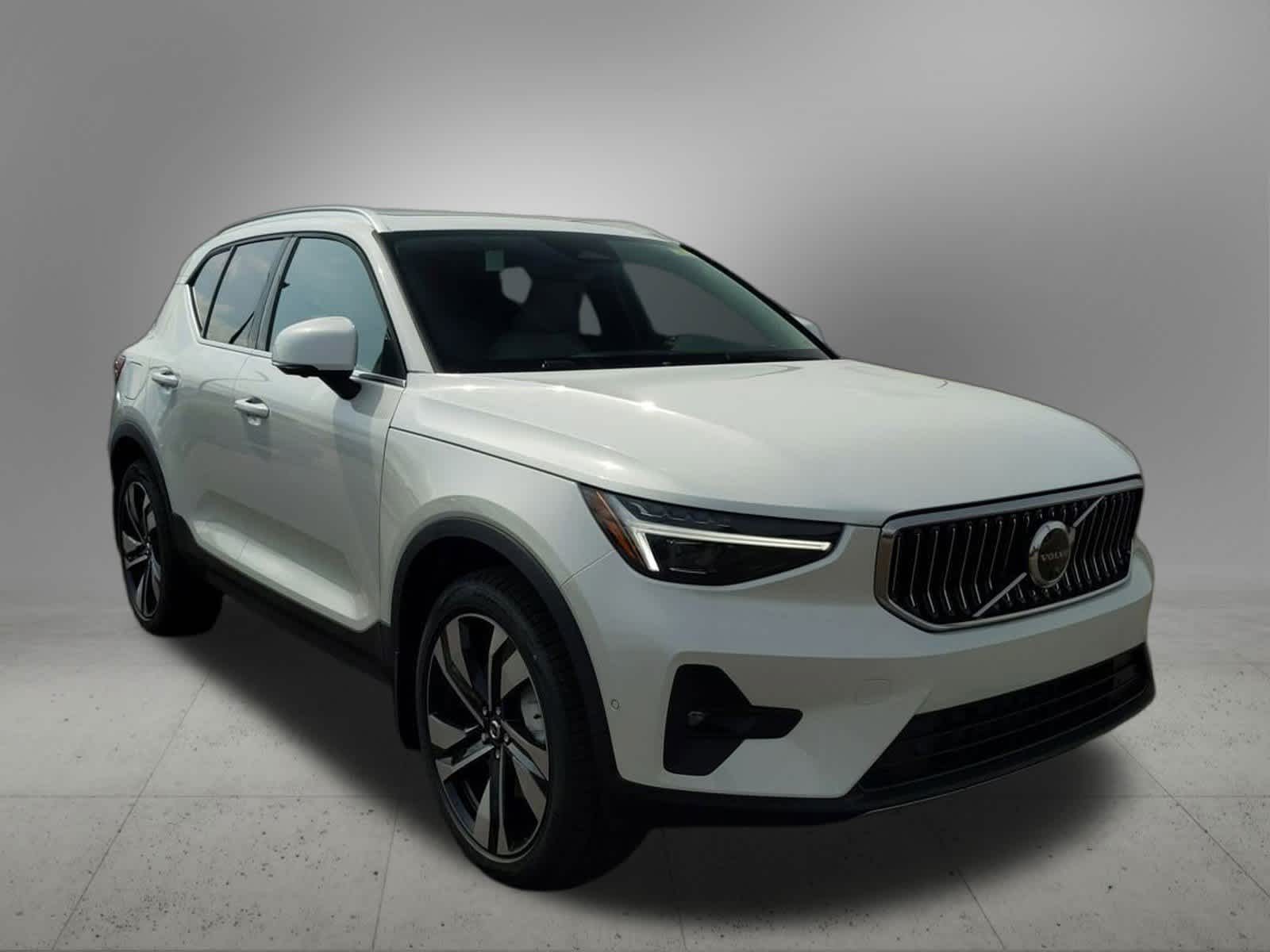 Thumbnail: 2025 Volvo XC40 - 8