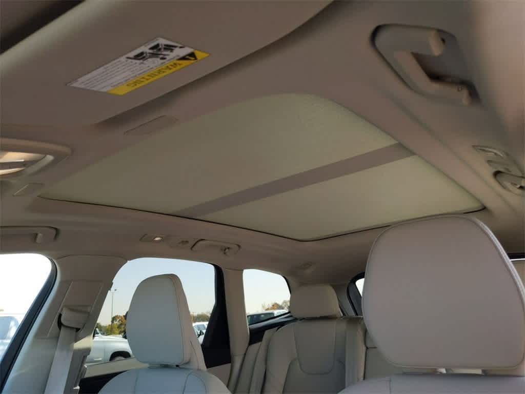 Thumbnail: 2025 Volvo XC60 - 16