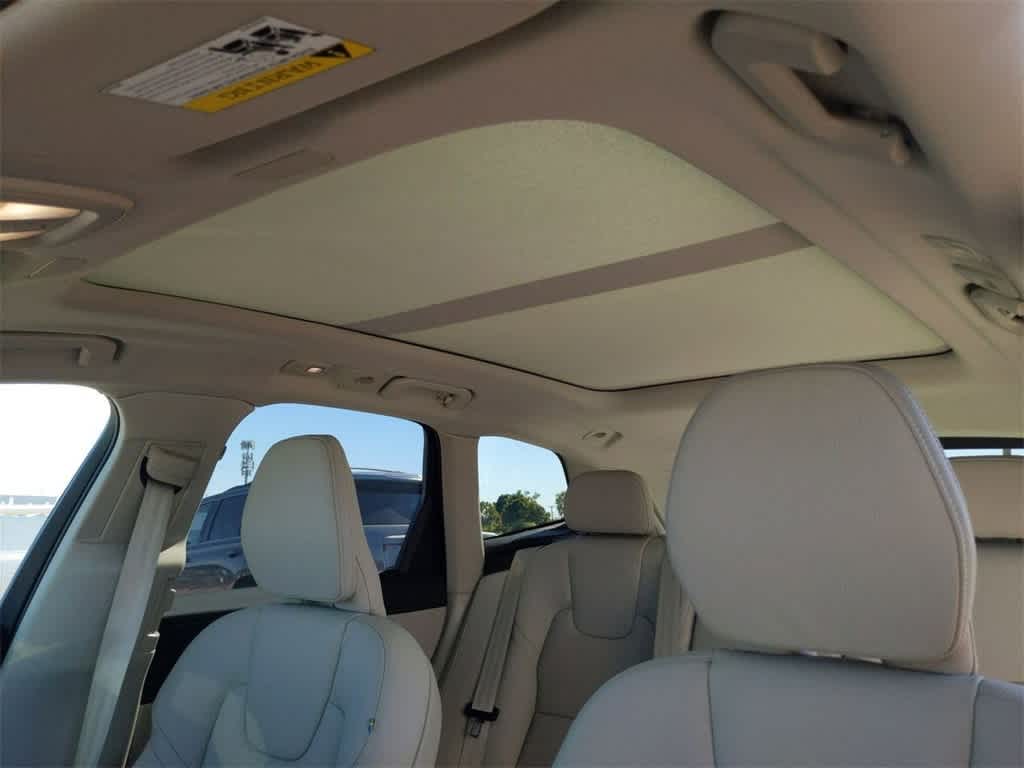 Thumbnail: 2025 Volvo XC60 - 16