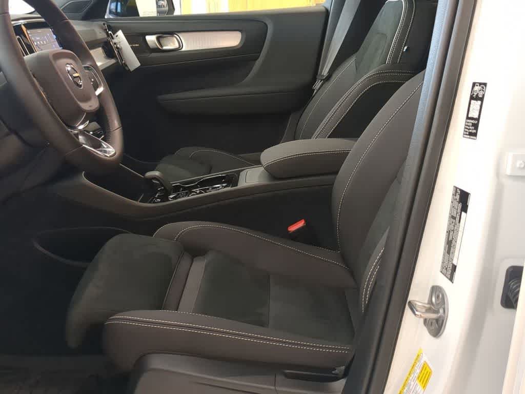 Thumbnail: 2026 Volvo XC40 - 15