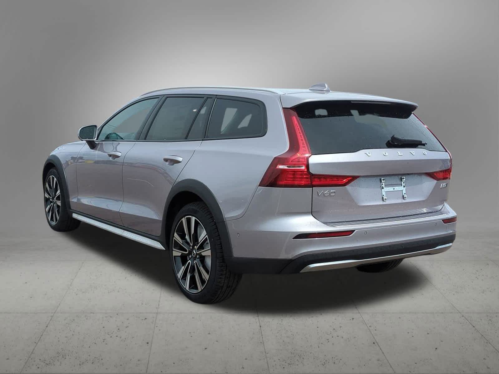 2026 Volvo V60 Cross Country B5 photo 4