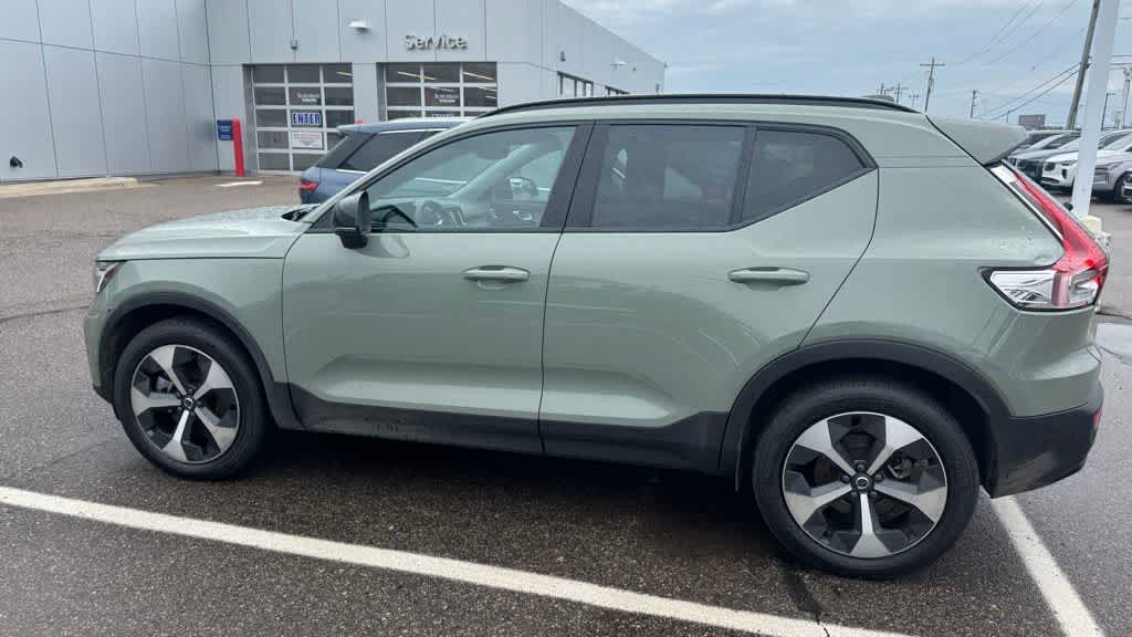 Thumbnail: 2023 Volvo XC40 - 8