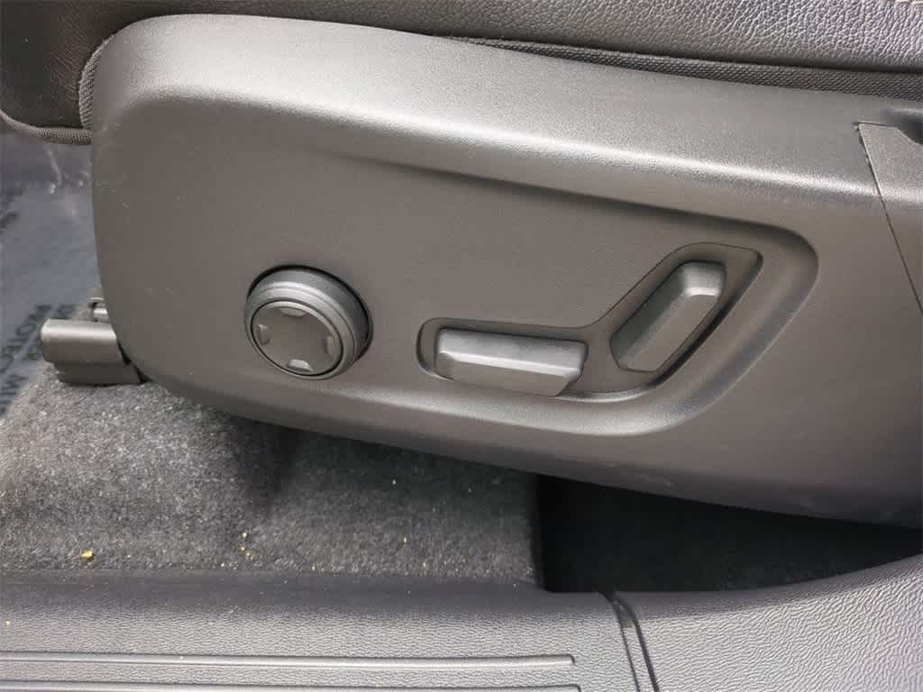 Thumbnail: 2023 Volvo XC40 - 9