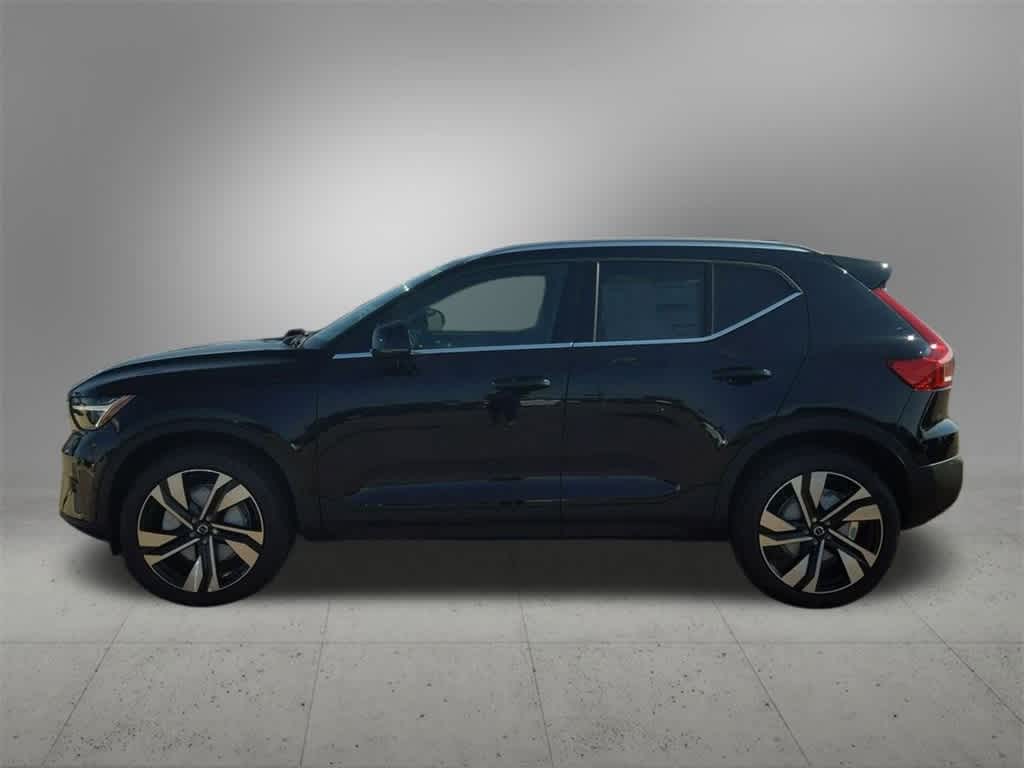 Thumbnail: 2025 Volvo XC40 - 3