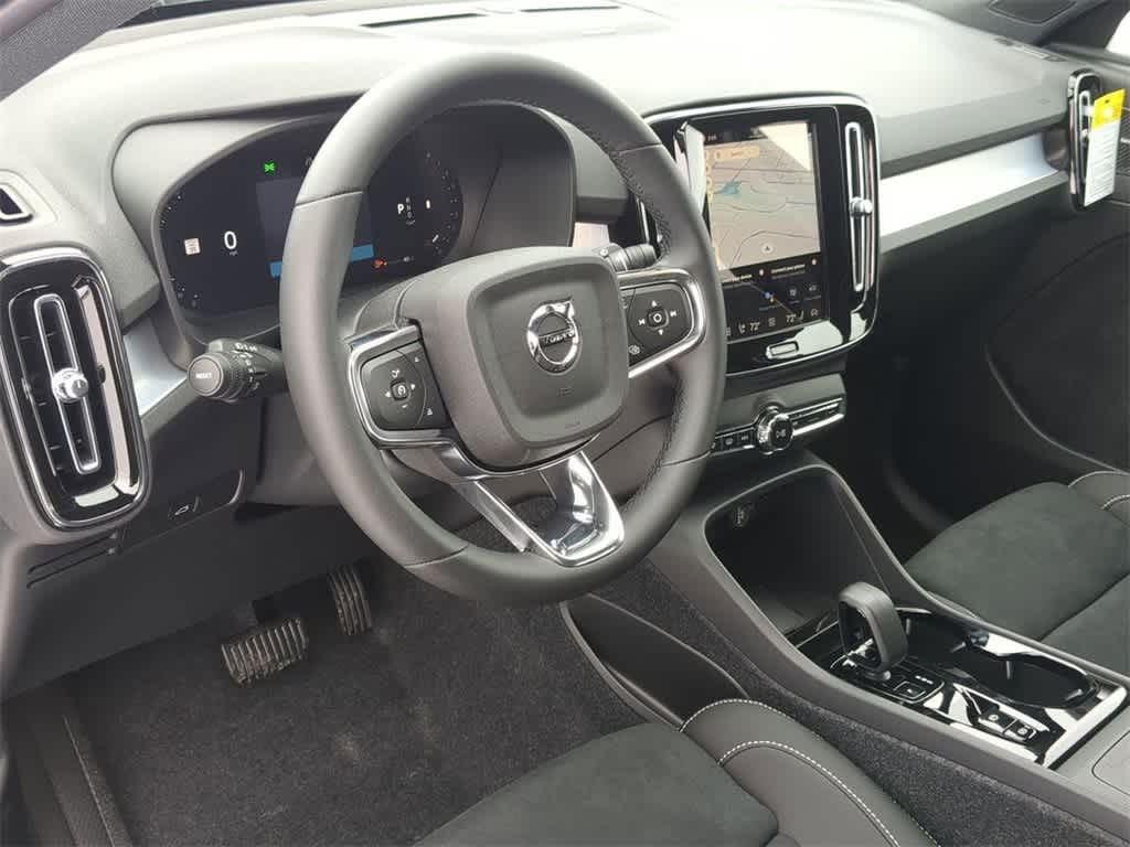 Thumbnail: 2026 Volvo XC40 - 2