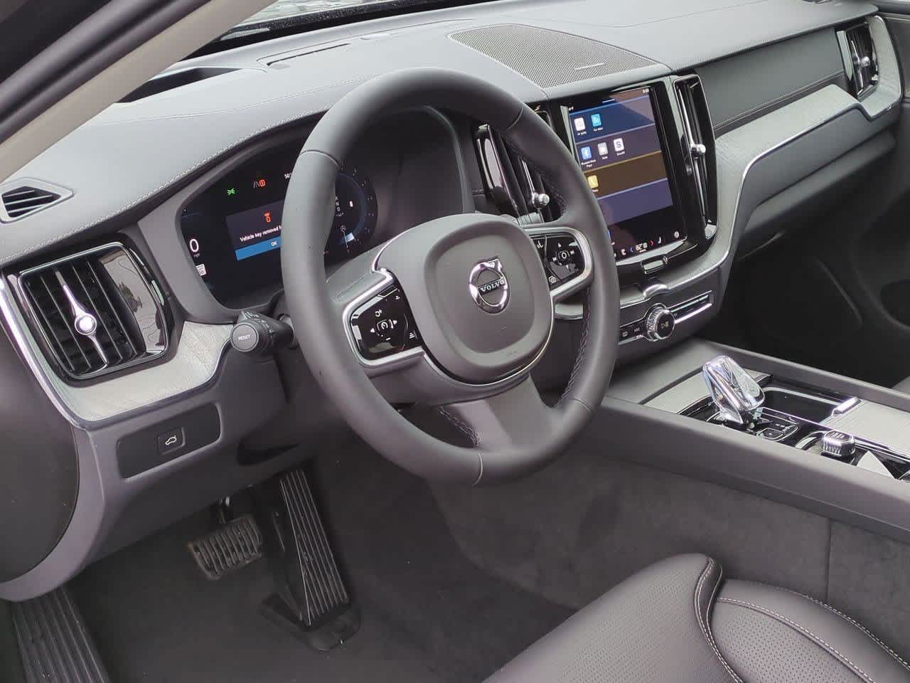 2025 Volvo XC60 B5 photo 2