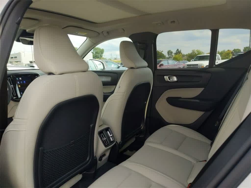 Thumbnail: 2025 Volvo XC40 - 15