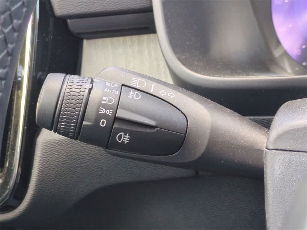 Thumbnail: 2023 Volvo XC40 - 27