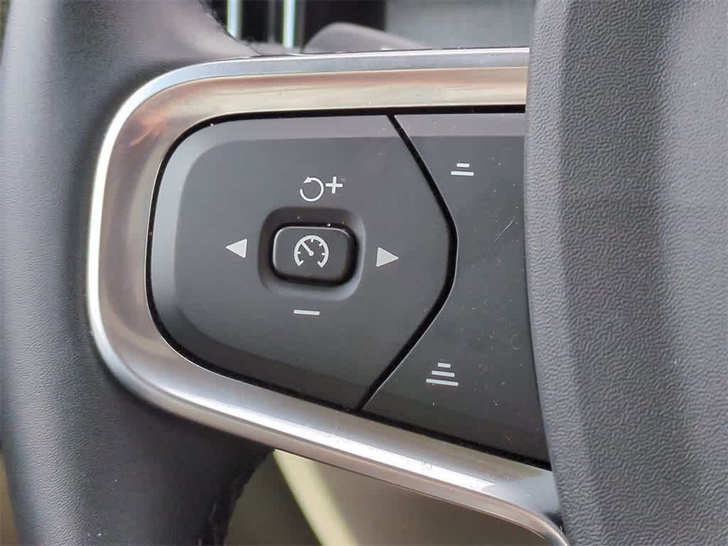 Thumbnail: 2025 Volvo XC40 - 24