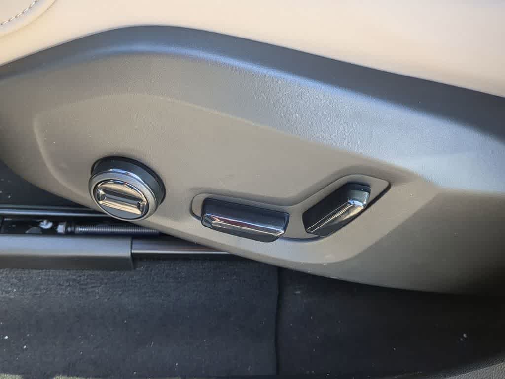 Thumbnail: 2026 Volvo XC60 - 16