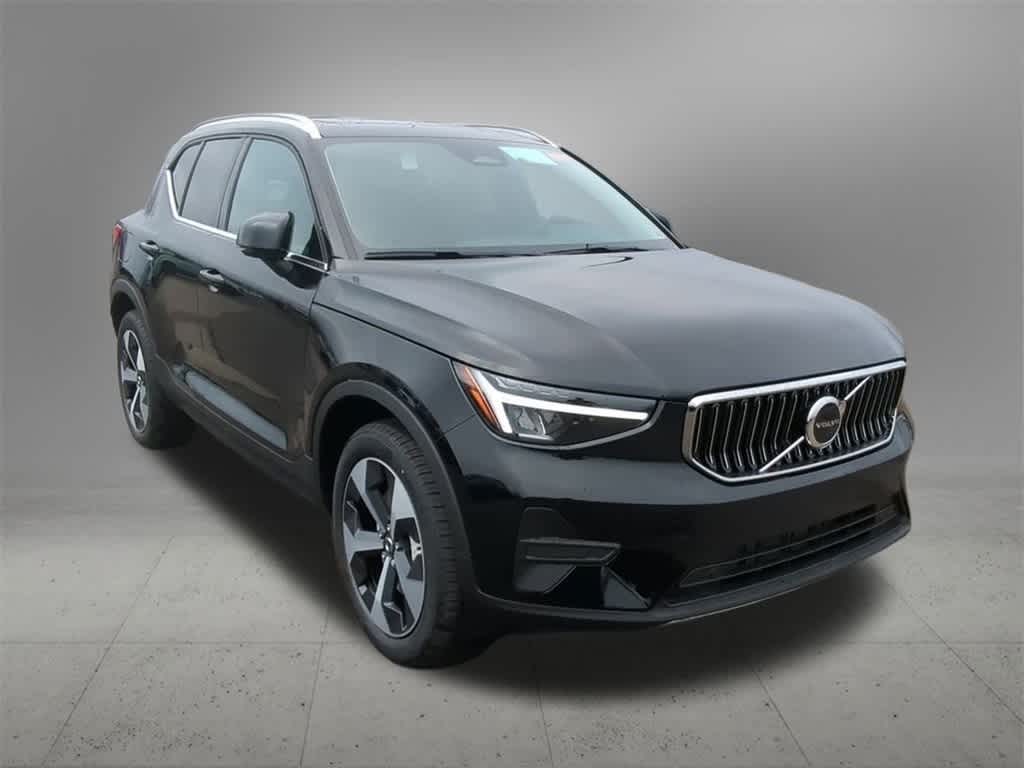 Thumbnail: 2025 Volvo XC40 - 8