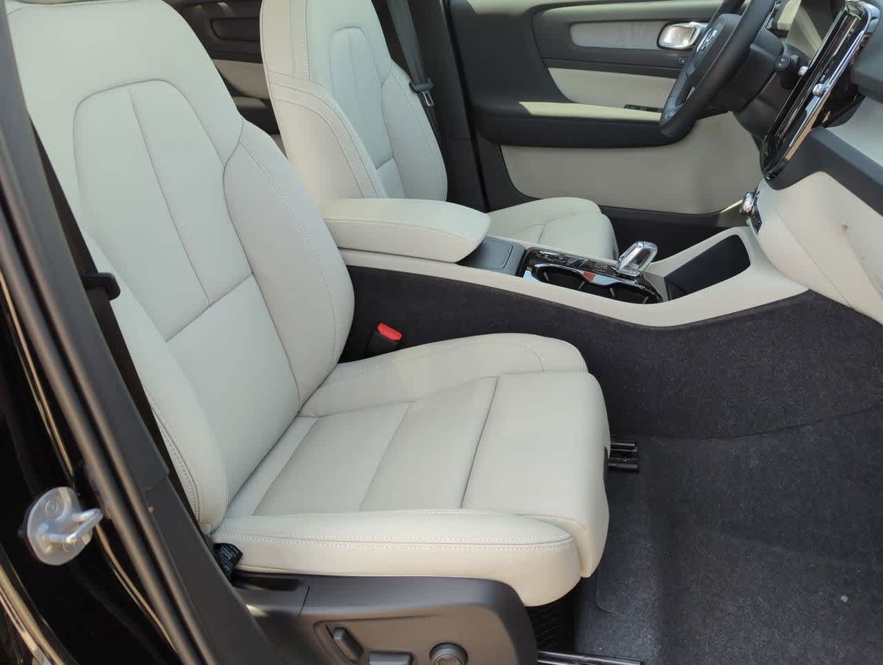 2025 Volvo XC40 B5 Ultimate 19