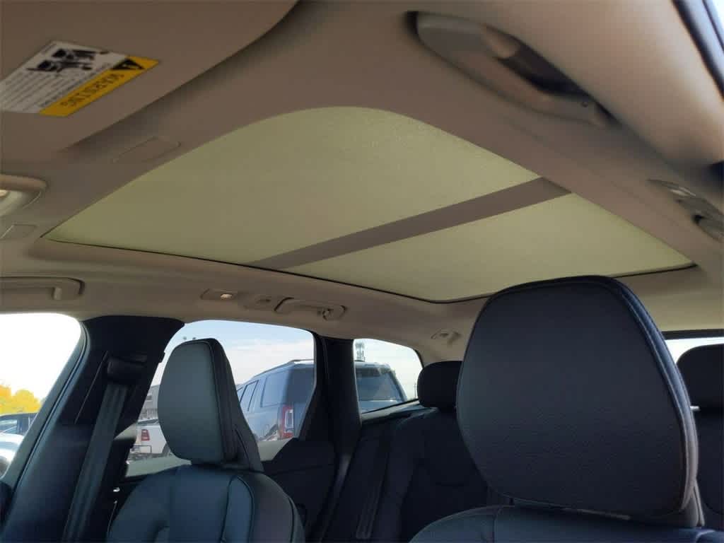 Thumbnail: 2025 Volvo XC60 - 16