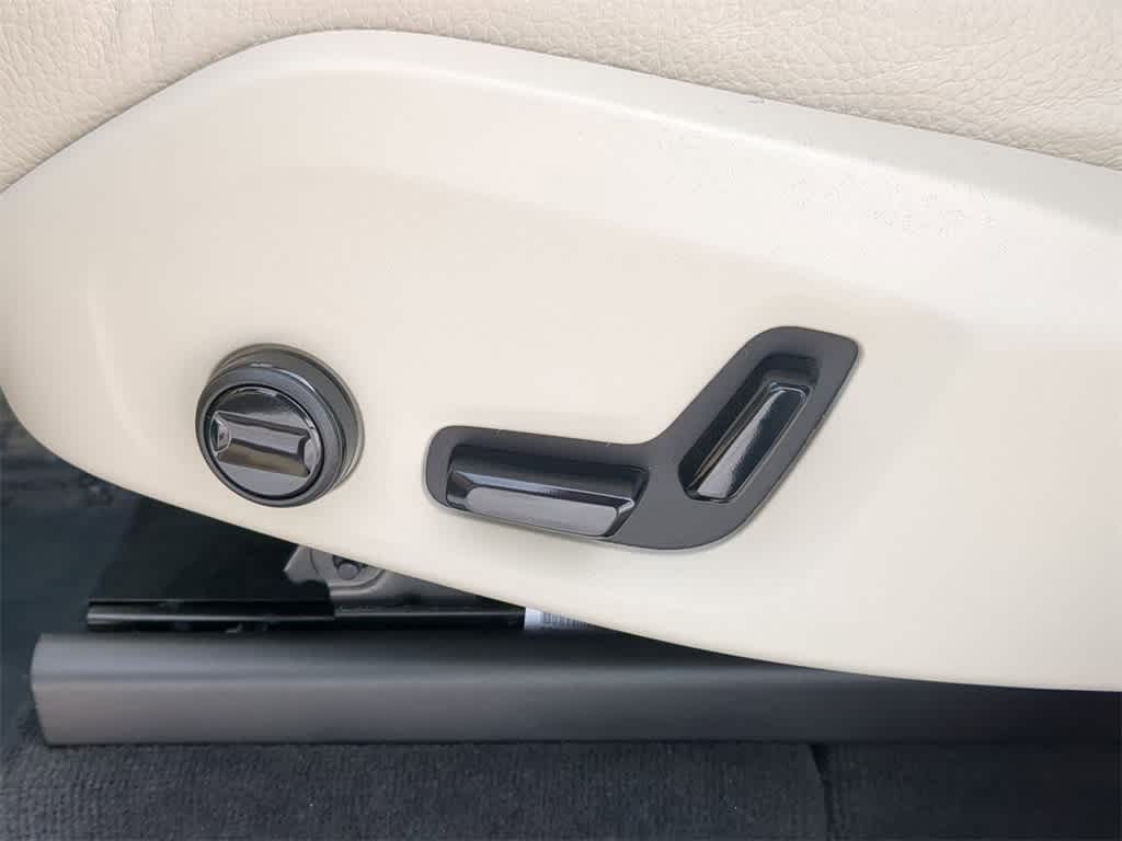 Thumbnail: 2025 Volvo XC90 - 16