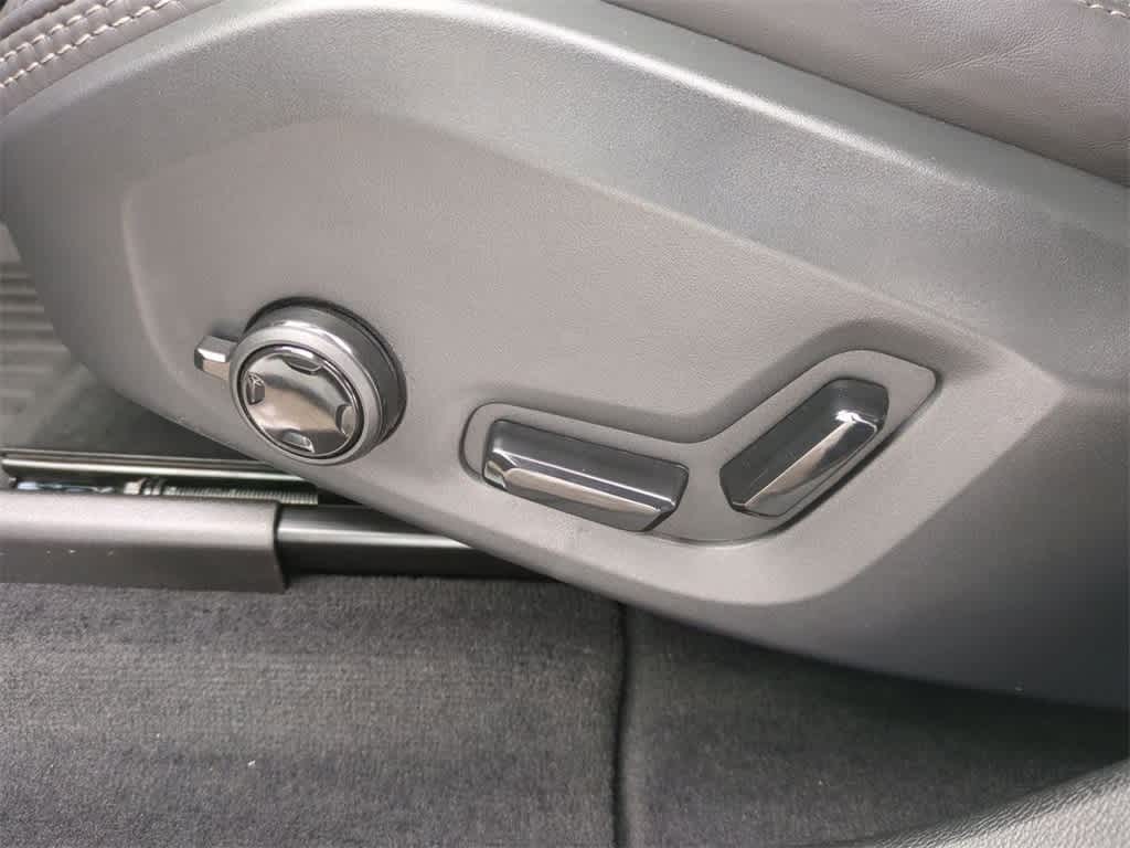 Thumbnail: 2025 Volvo XC60 - 9