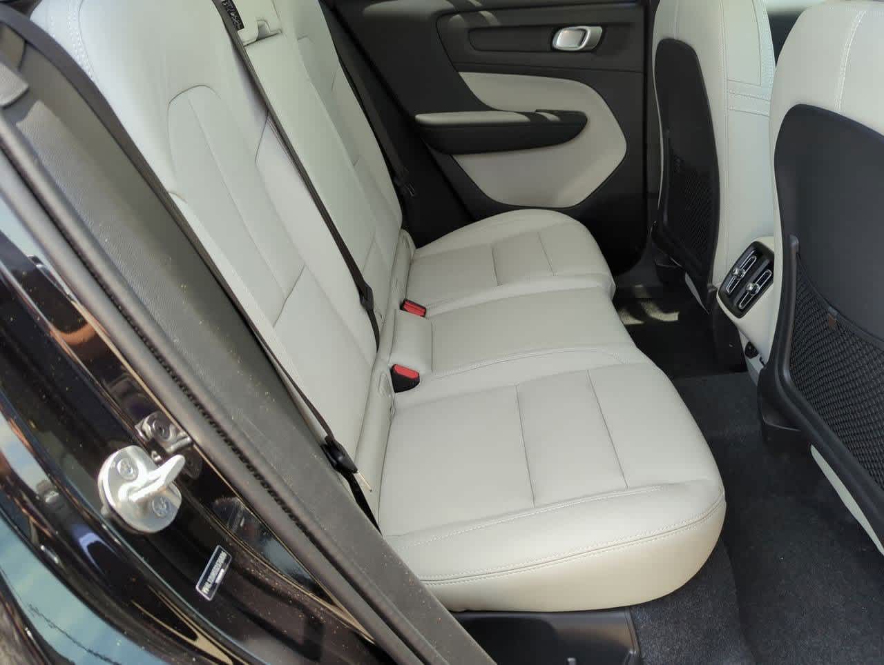 2025 Volvo XC40 B5 Ultimate 18