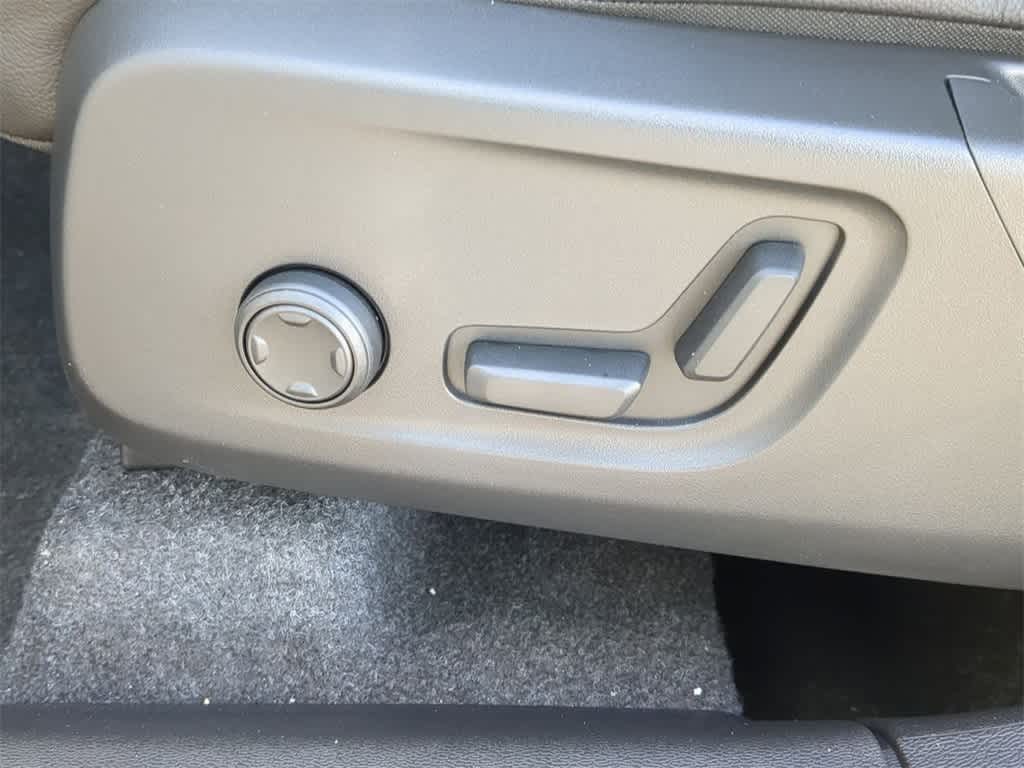 Thumbnail: 2026 Volvo XC40 - 16