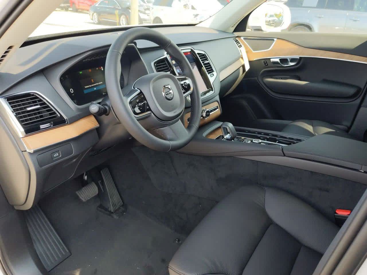 2025 Volvo XC90 Plus AWD photo 2