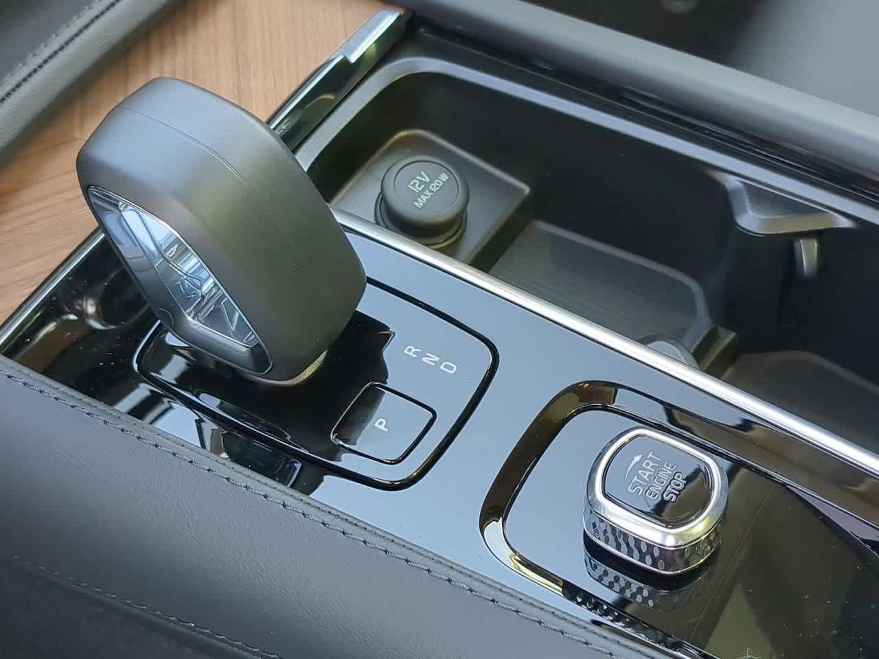 2025 Volvo XC90 T8 Plus 33