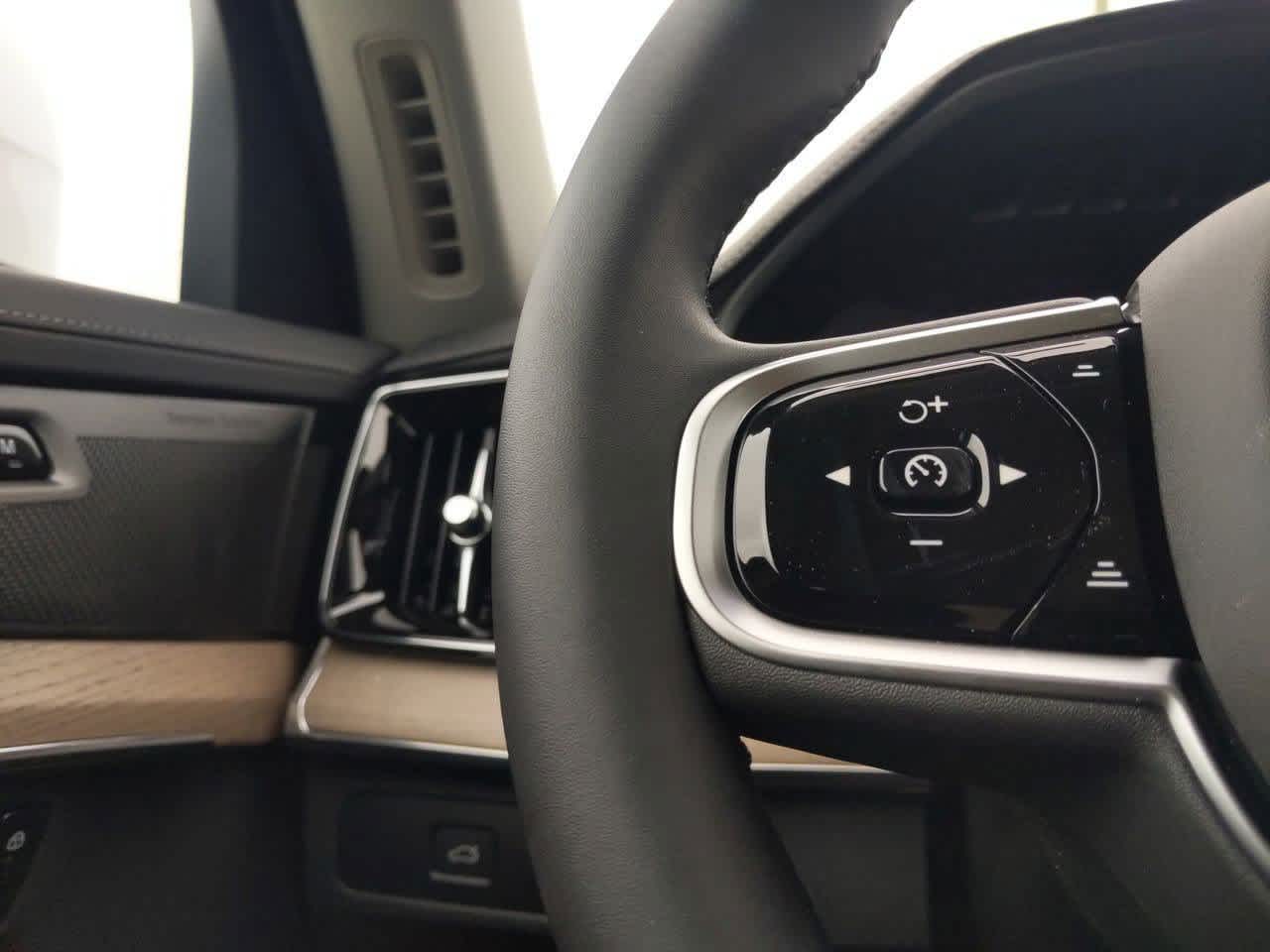Thumbnail: 2025 Volvo XC90 - 22