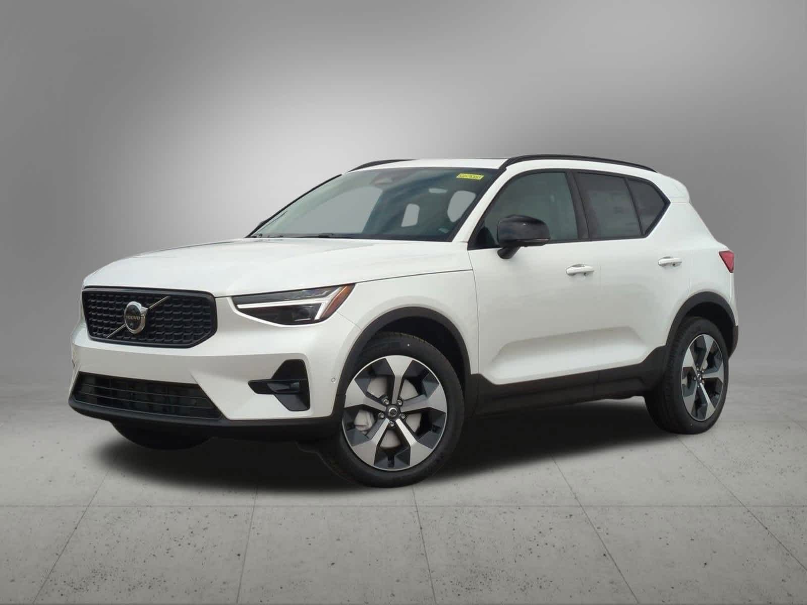 2025 Volvo XC40 B5 Plus -
                Troy, MI