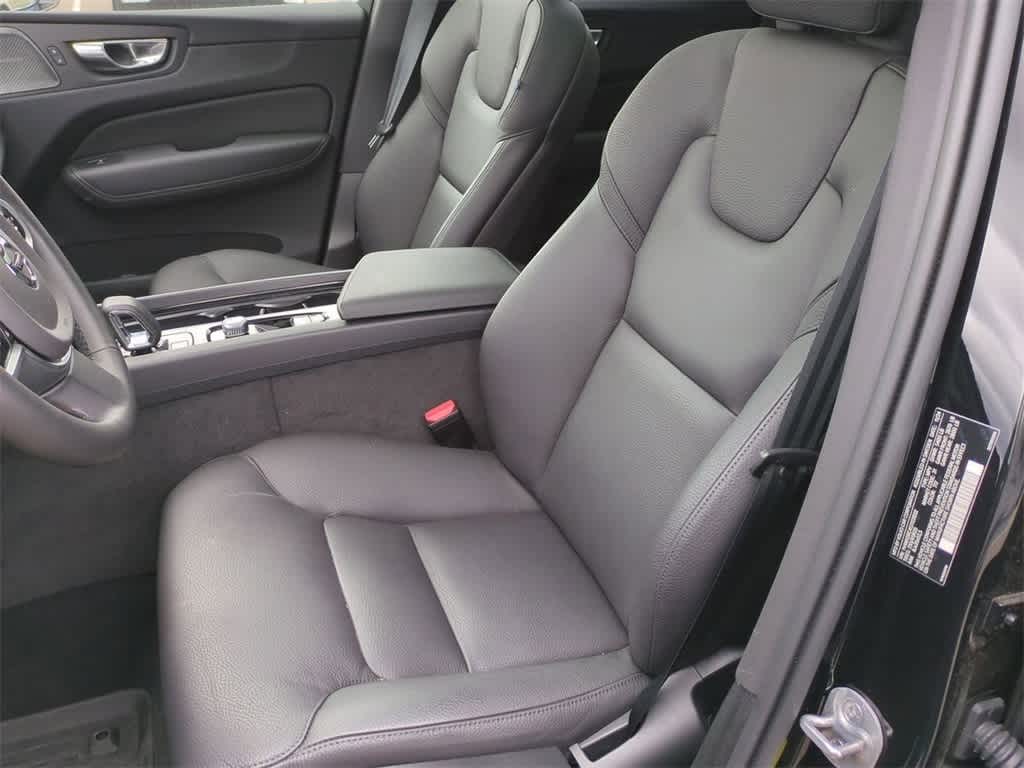 Thumbnail: 2025 Volvo XC60 - 15