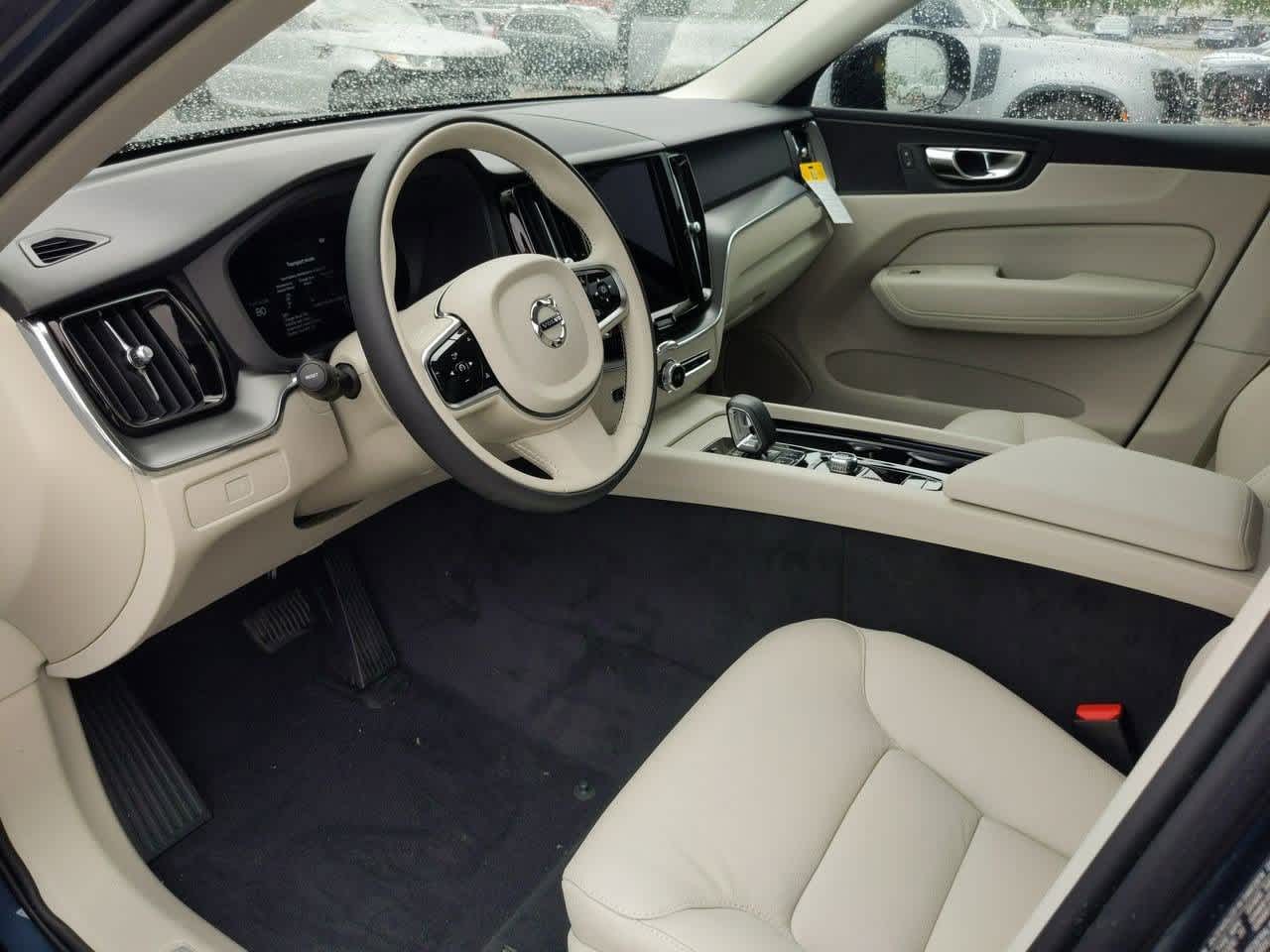 2025 Volvo XC60 Core B5 photo 2