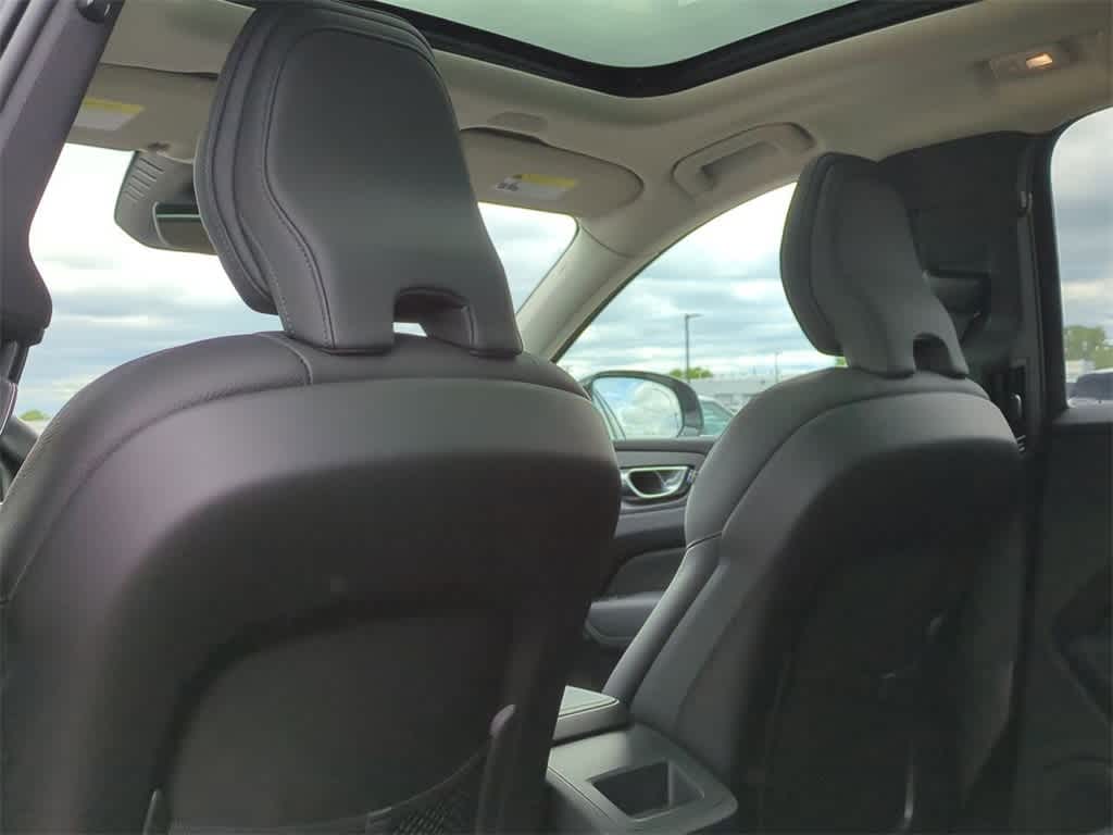 Thumbnail: 2025 Volvo XC60 - 17