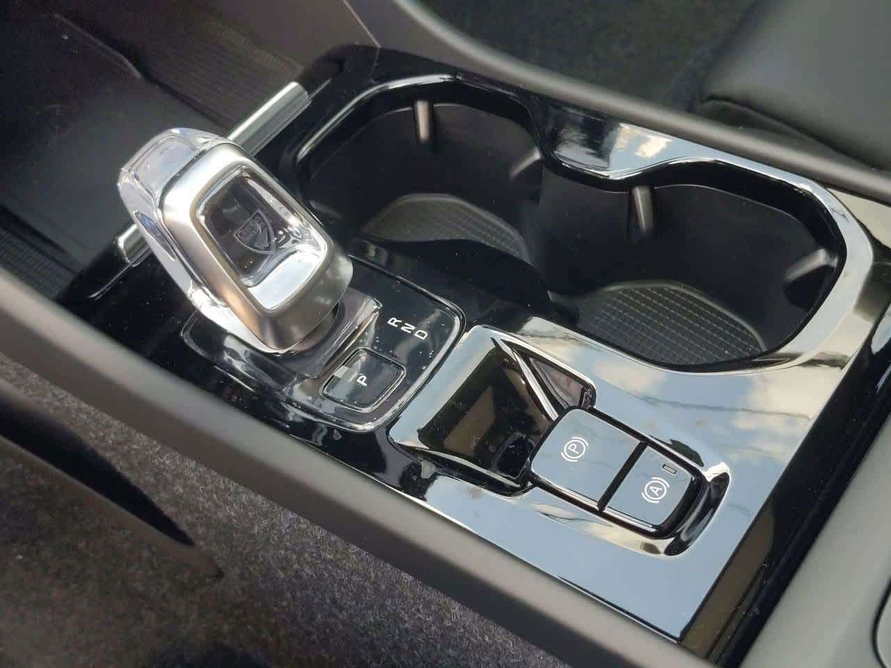 Thumbnail: 2025 Volvo XC40 - 24
