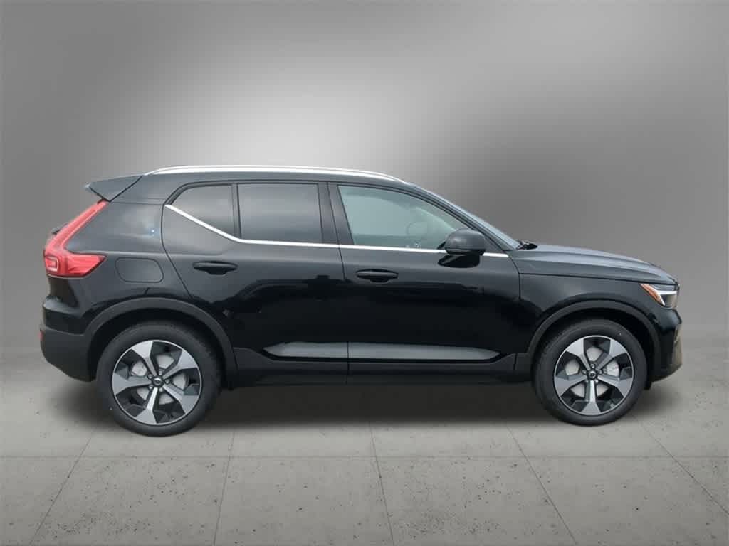 Thumbnail: 2025 Volvo XC40 - 7